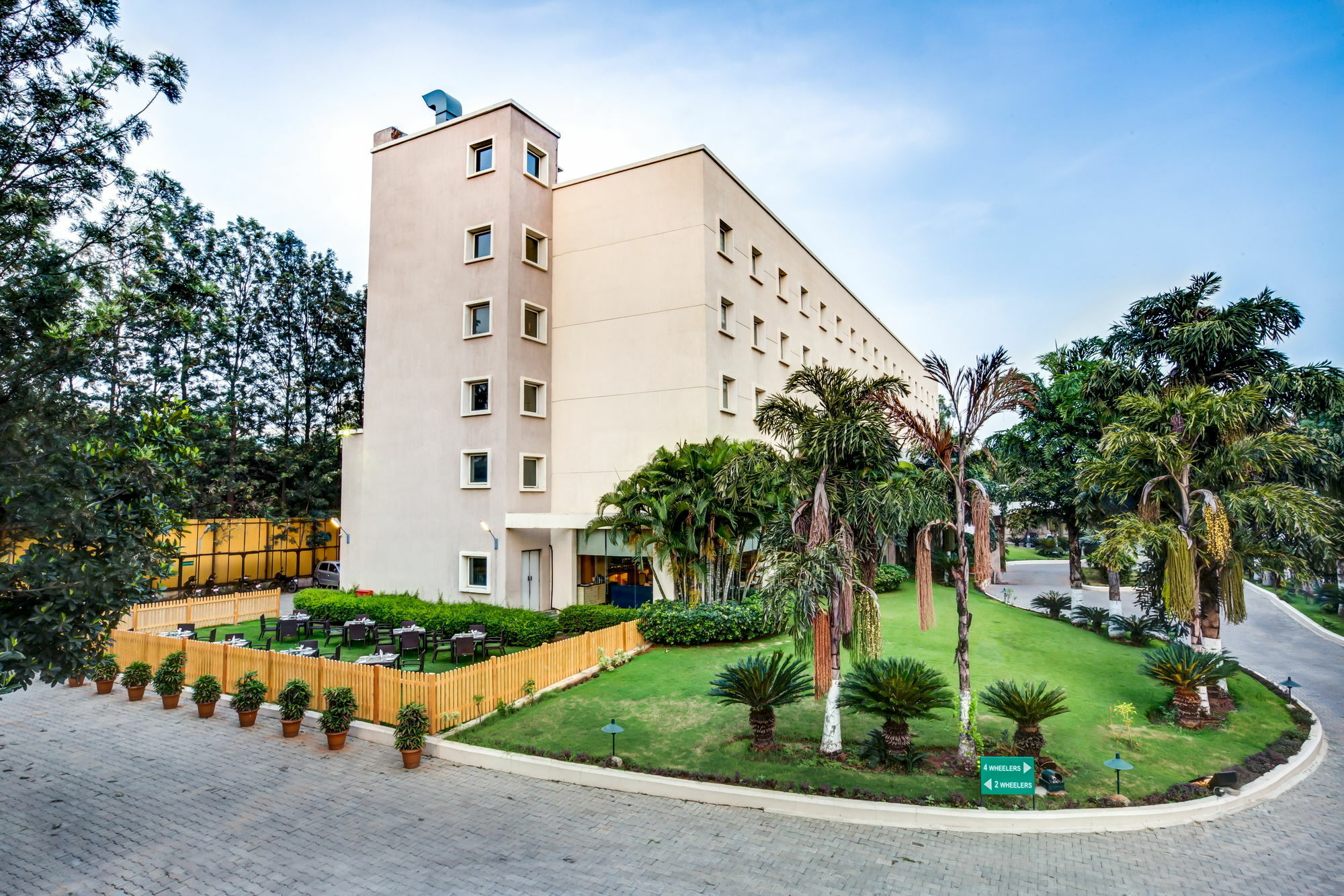 Radha Hometel Bangalore Exteriör bild